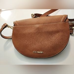 STEVE MADDEN Tan purse with adjustable gold chain shoulder strap.